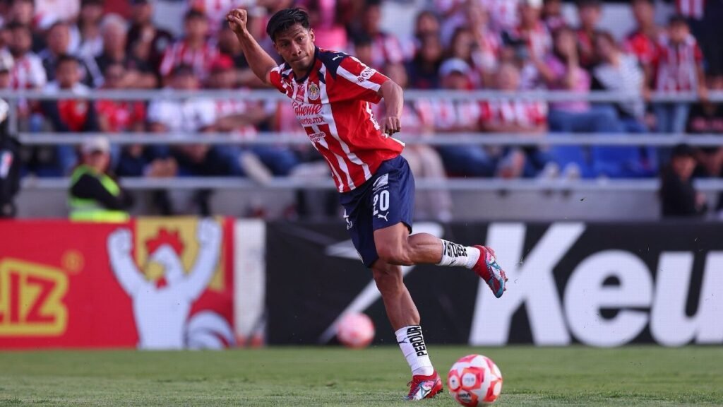 Ángel Sepúlveda destaca con dos asistencias en su retorno a Chivas