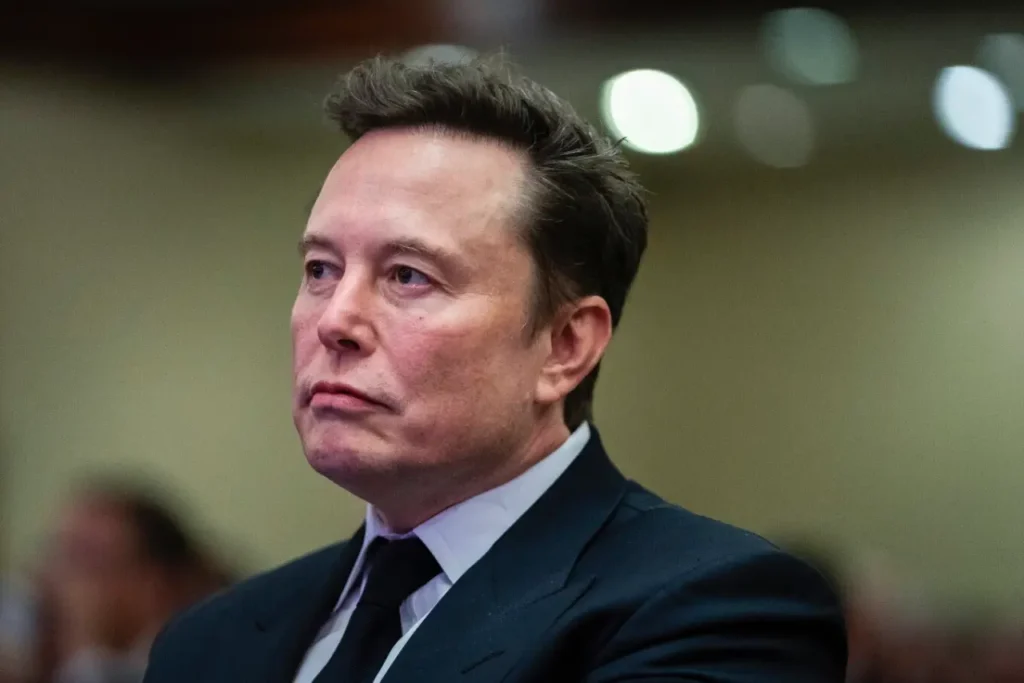 Aprobaron que Tesla compense a Musk con millones de dólares en opciones sobre acciones