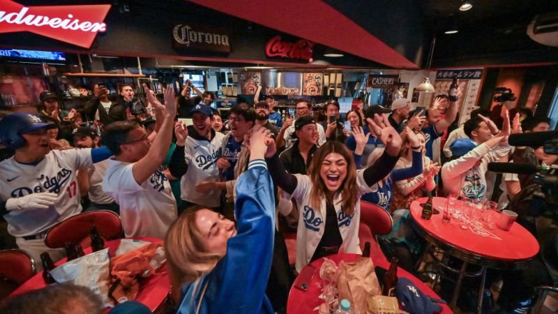 Celebraciones y alegría: los aficionados de los Dodgers festejan su octava victoria en la Serie Mundial en Los Ángeles