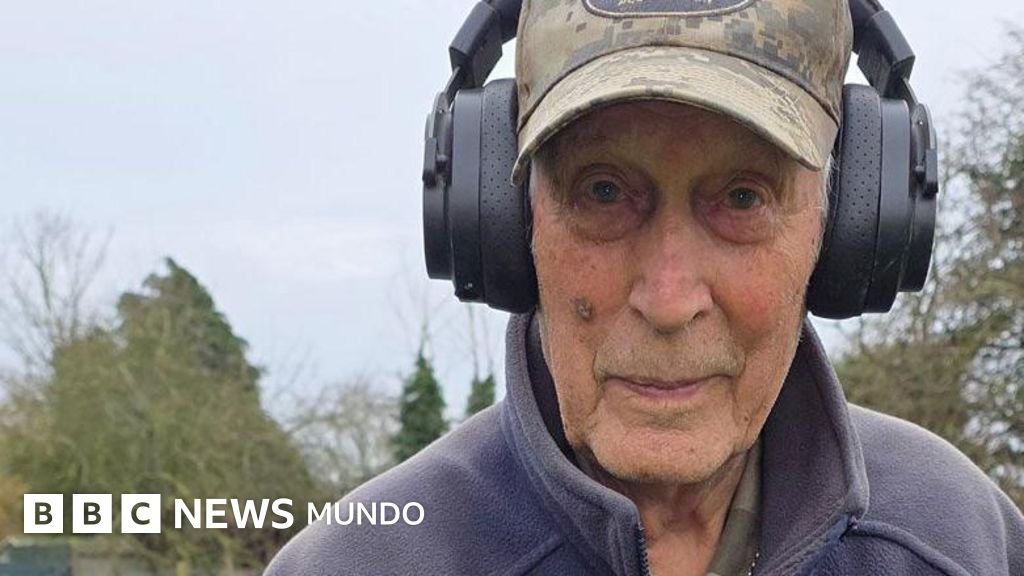 Descubrí una espada siendo sostenida por una mano