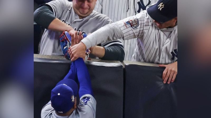 Dos aficionados de los Yankees fueron echados del estadio tras intentar impedir un out de Mookie Betts