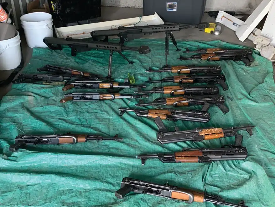 El impacto de la inmigración en los esfuerzos federales de EE. UU. contra los delitos de armas