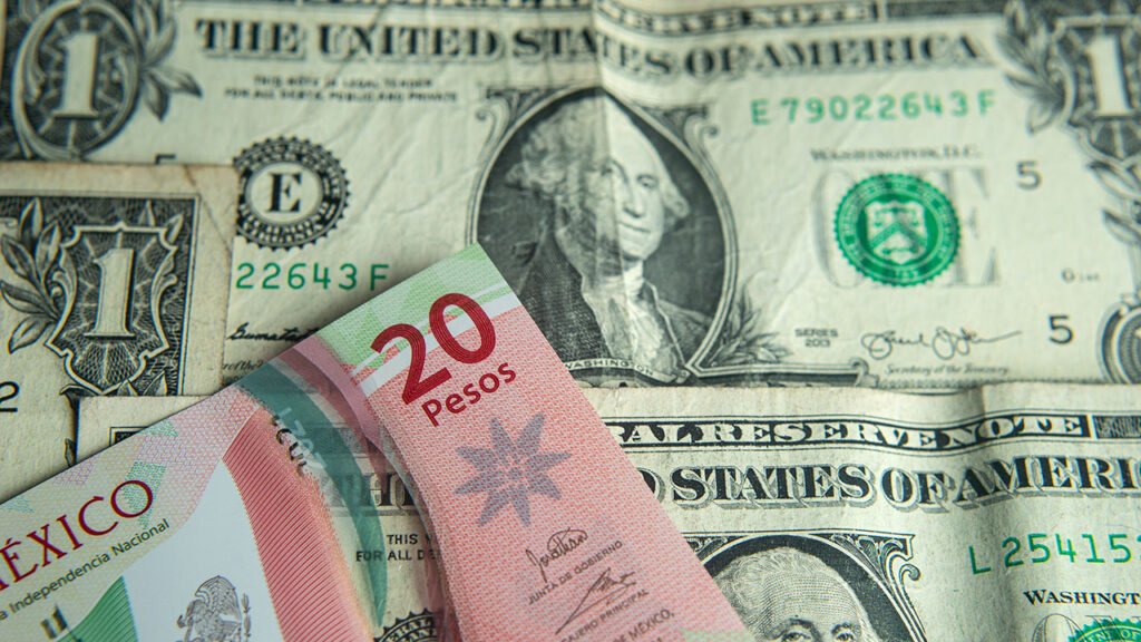 El peso se fortalece tras los datos de inflación en México y se cotiza por debajo de 18 pesos por dólar