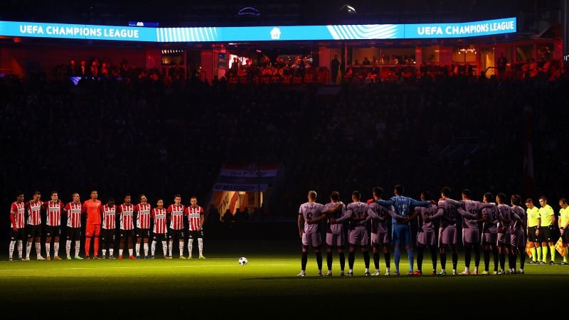 Emotivo tributo a las víctimas de la DANA en Valencia durante el partido de la Champions League