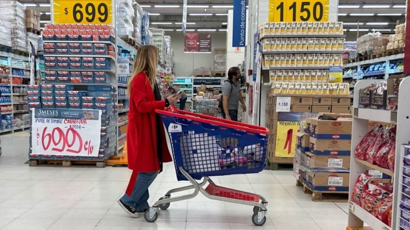 Estados Unidos alcanza su inflación más baja desde febrero de 2021, lo que podría facilitar una reducción de tasas de interés