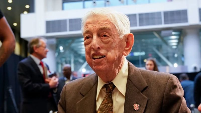 Fallece Lou Carnesecca, icónico entrenador de St. John's y miembro del Salón de la Fama del Baloncesto, a los 99 años