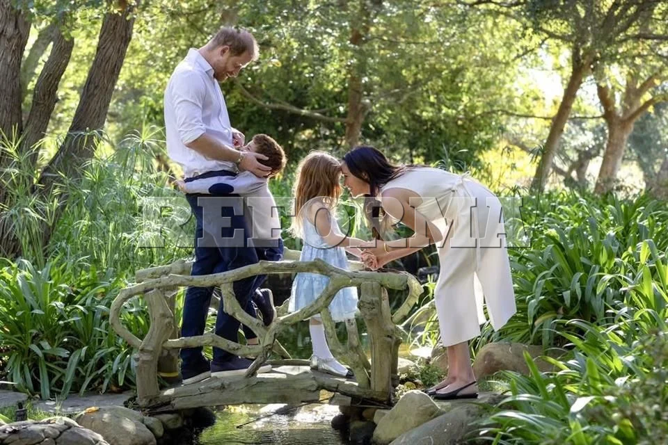 Harry y Meghan comparten sus deseos de 'felices fiestas' en familia con sus hijos