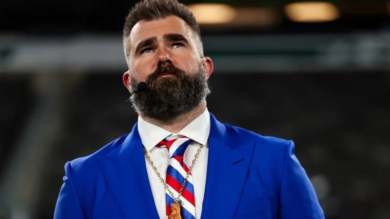 Jason Kelce se disculpa tras lanzar un teléfono celular por un insulto homofóbico de un fanático