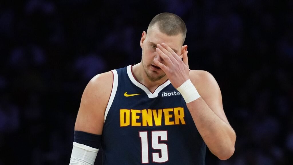 Jokic sufre una lesión y se retira cojeando ante los Heat