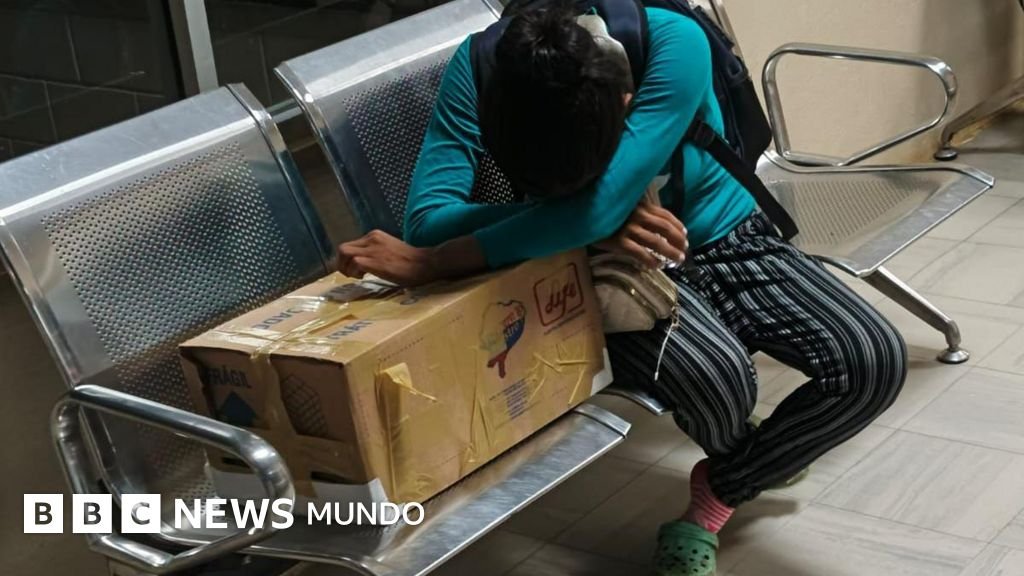 La impactante imagen de una madre recibiendo el cuerpo de su bebé en una caja de cartón y su reflejo en la crisis de salud en Ecuador