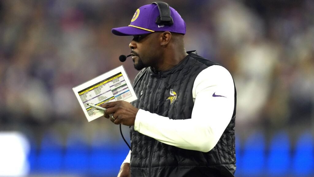 Los Vikings buscan mantener al coordinador defensivo Brian Flores.