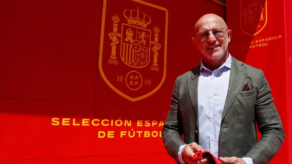 Luis de la Fuente, reconocido como el mejor entrenador de selecciones del mundo por segundo año seguido según la IFFHS