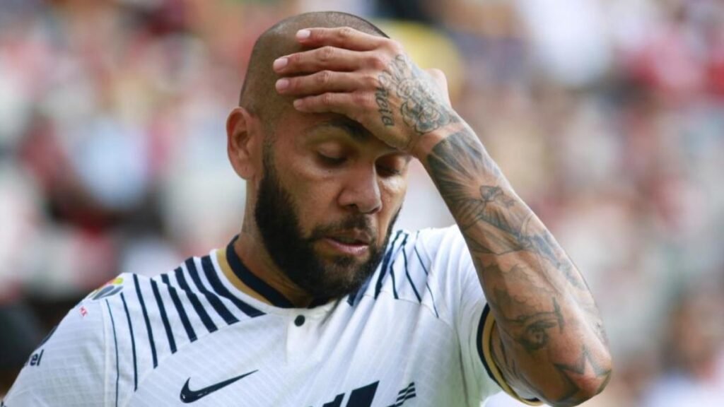 Pumas de México presenta una demanda contra Dani Alves ante el TAS por violación de contrato.