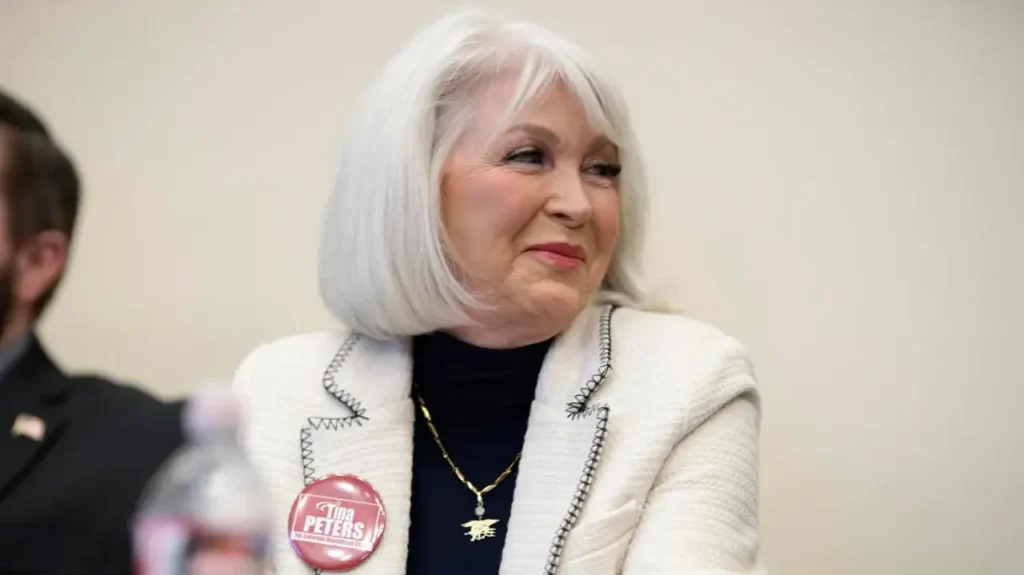 Tina Peters, indultada por Trump y famosa por su arresto viral, lucha por la libertad