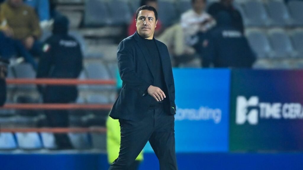 ¿De qué manera cambiaría la alineación de Pumas con los nuevos fichajes destacados?