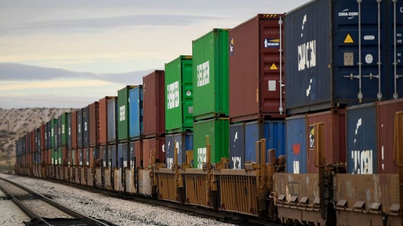 ¿Qué productos y servicios podrían aumentar de precio con los aranceles de Trump a México y Canadá?