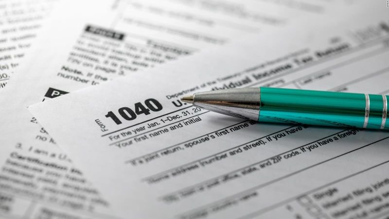 ¿Quiénes están exentos de declarar impuestos en EE.UU. y cuál es el umbral de ingresos?