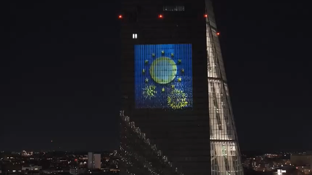 El BCE enciende su sede en honor a Bulgaria, que se incorpora a la zona euro