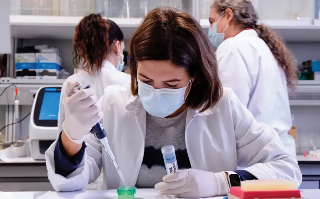 Investigadores estadounidenses analizan el impacto de los recortes científicos de 2025 en sus vidas