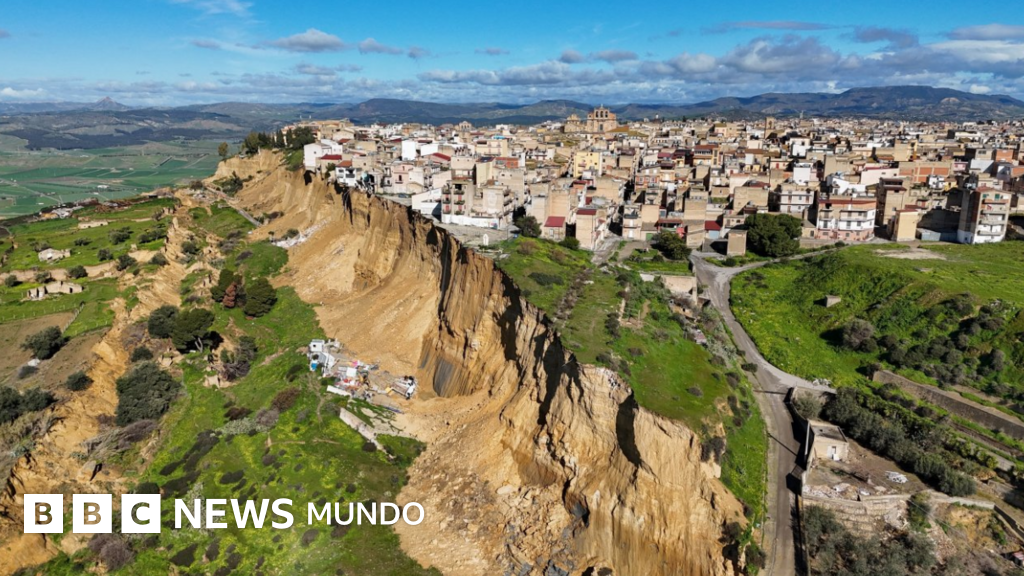 Las asombrosas fotos del pueblo italiano que quedó al borde del abismo tras un devastador deslizamiento de tierra
