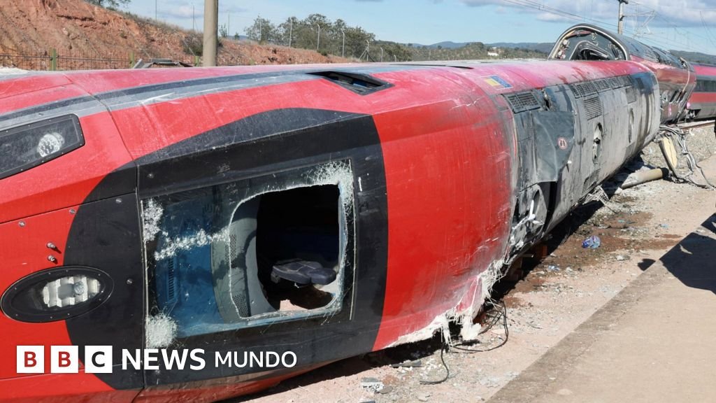 Urgente: Conversaciones reveladoras entre trenes y el centro de mando tras el accidente en España que cobró 43 vidas