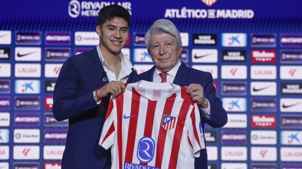 Cerezo ignora a Hugo Sánchez y altera el apellido de Raúl en la presentación de Obed Vargas