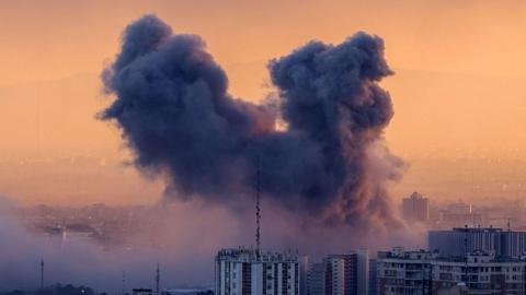 Israel lanza una ofensiva en Teherán tras el hundimiento por parte de EE.UU. de un buque de guerra iraní