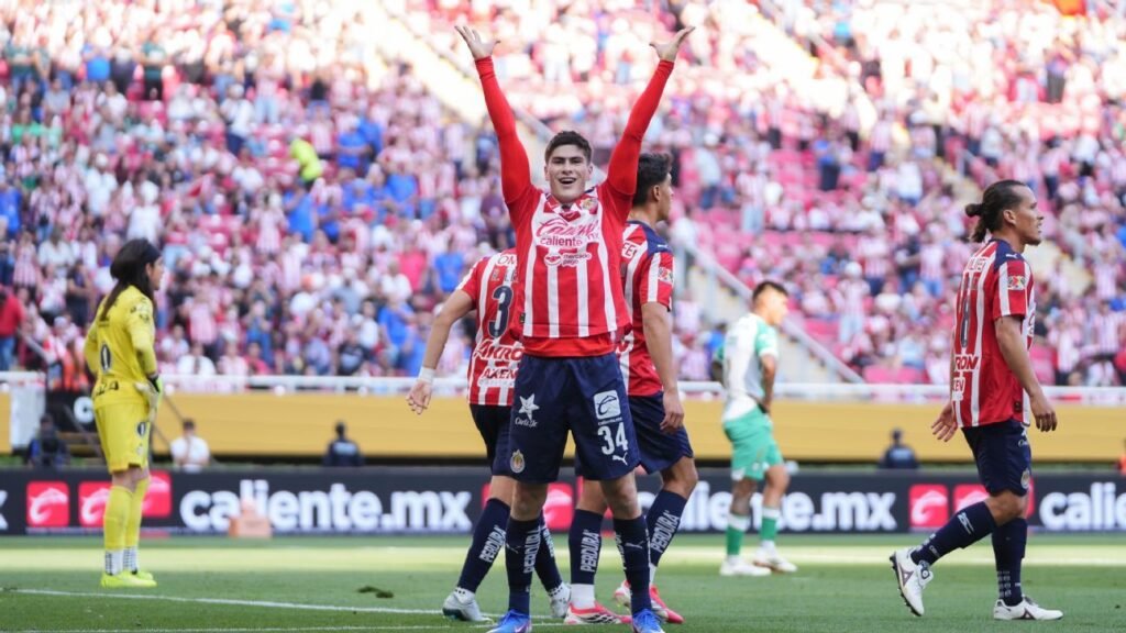 Las Chivas y 'Hormiga' González siguen imbatibles en casa