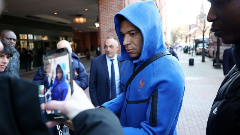 Mbappé desmiente que le hicieran estudios a la rodilla equivocada