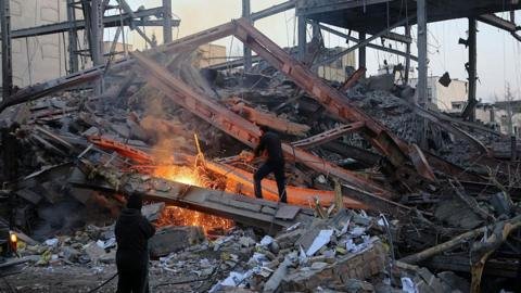 Trump advierte sobre una inminente "gran oleada" de ataques a Irán mientras Teherán cierra el estrecho de Ormuz.