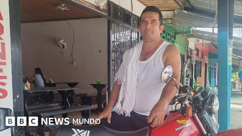 Un carnicero salva a soldados heridos tras el accidente aéreo en Colombia: 'Prendí la moto y los saqué de allí'