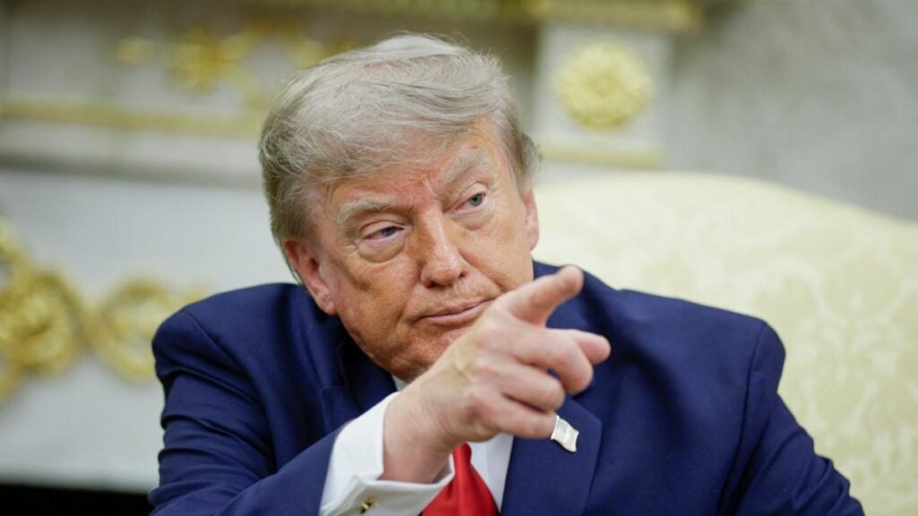 Trump desmiente falta de municiones en EE. UU. y advierte con prisión a quienes filtren información