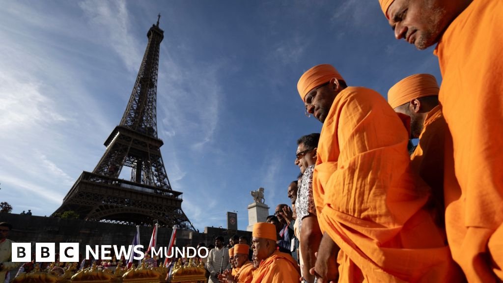 Abren una investigación tras reemplazo de mujeres por hombres en el personal de la Torre Eiffel durante una visita religiosa
