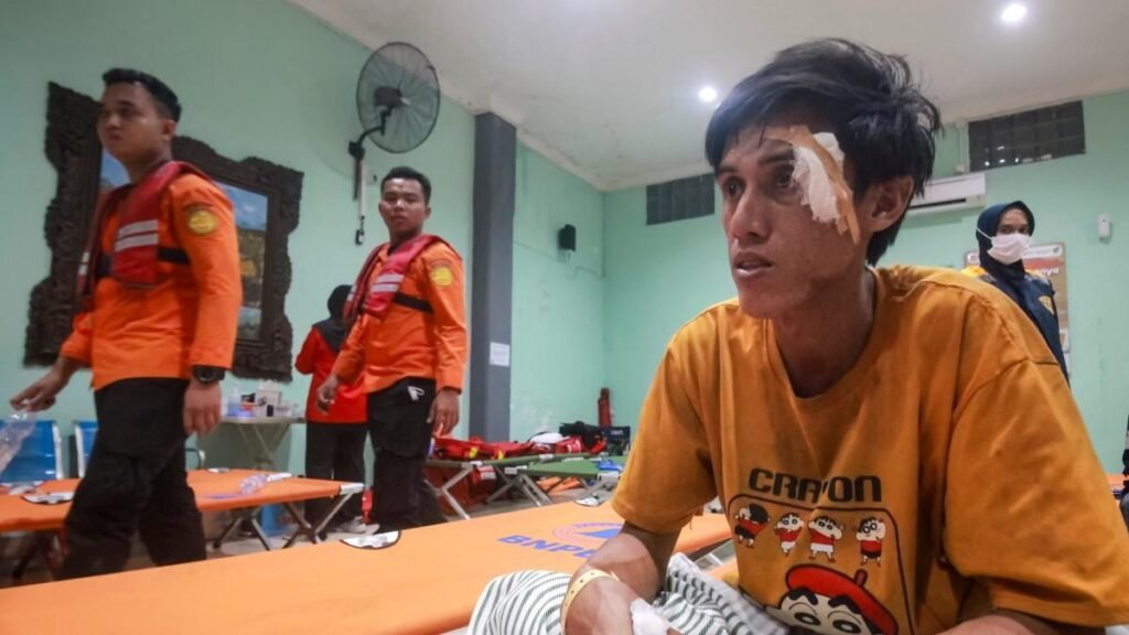 Al menos seis fallecidos y más de 100 desaparecidos tras el volcamiento de un ferry en Indonesia