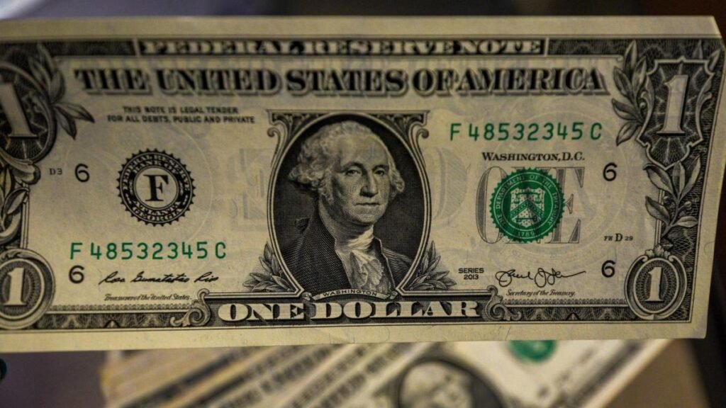 El descenso del peso ante las tensiones en Medio Oriente y las expectativas sobre la Fed