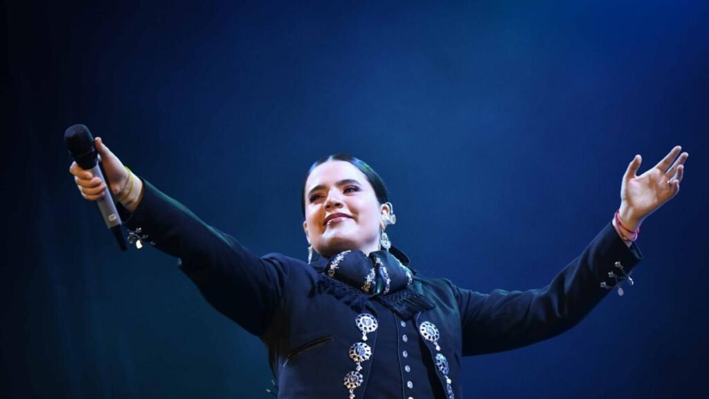 Camila Fernández emociona a sus seguidores al revelar su embarazo durante un concierto