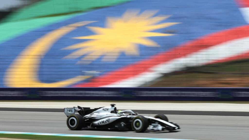 Los problemas con el asfalto "lija" y Cadillac afectan a Checo Pérez en Malasia
